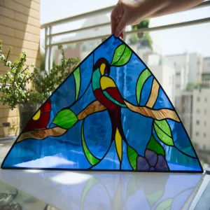 חלונות ויטראז' מעל דלת הכניסה - משולש צד שמאל